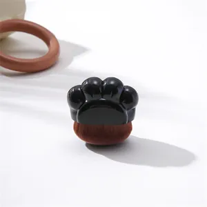 Detailansicht des niedlichen Katzenpfoten-Foundation-Pinsels mit weichen Borsten.