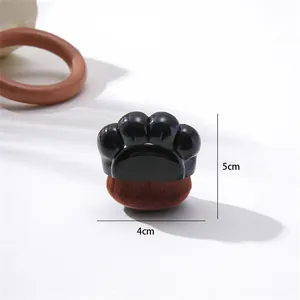 Detaillierte Nahaufnahme einer Foundation-Bürste in Katzenpfotenform, Maße 5 cm x 4 cm.