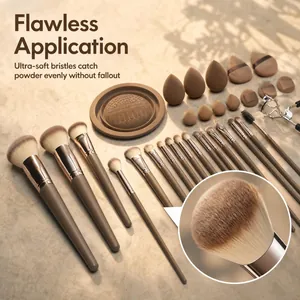 Vue détaillée de l'ensemble de 50 pinceaux de maquillage professionnels avec éponges