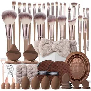 Ensemble complet de 36 pinceaux de maquillage professionnels et éponges en tons bruns.