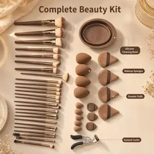 Kit beauté complet de 50 pièces avec pinceaux de maquillage, éponges et recourbe-cils.