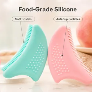 Dettaglio della spazzola in silicone con setole morbide e particelle massaggianti.