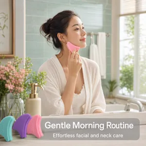 Modella usa una spazzola viso in silicone rosa per drenaggio linfatico e cura del collo