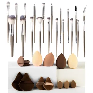Umfangreiches 30-teiliges Make-up-Pinsel-Set mit verschiedenen Schwämmen und Puffs
