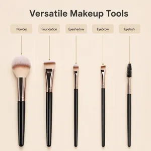 Vue détaillée des pinceaux de maquillage polyvalents, incluant poudre et fond de teint.