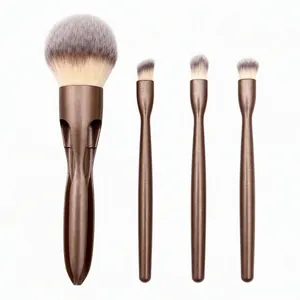 Vista dettagliata del set di pennelli trucco magnetici 4 in 1 con manici in bronzo e setole morbide.
