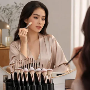Mannequin asiatique appliquant du maquillage avec un pinceau du kit professionnel