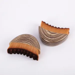 Primer plano de brocha facial para contorno linfático con mango de madera