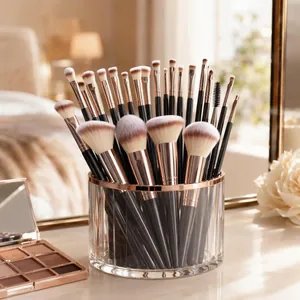 Set de 30 pinceaux de maquillage noirs professionnels avec embouts en or rose dans un pot