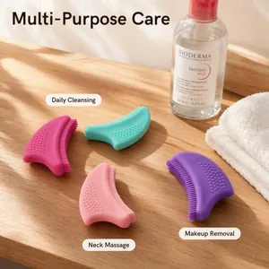 Vista lifestyle di set di strumenti in silicone per pulizia viso e massaggio collo