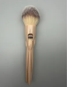 Vista dettagliata di un set di pennelli da trucco magnetici 4-in-1 con finitura beige