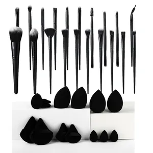 Professionelles schwarzes Make-up-Pinsel-Set mit verschiedenen Schwämmen und Quasten
