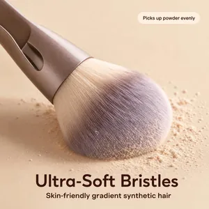 Dettaglio macro delle setole sintetiche sfumate ultra-morbide di un pennello da trucco.