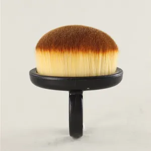 Detailansicht einer weichen Nagelstaubbürste mit ergonomischem schwarzem Ringgriff
