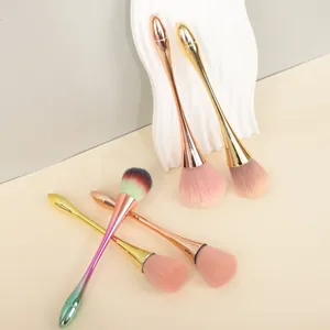 Set di cinque pennelli da trucco con manici galvanizzati in oro rosa per cipria