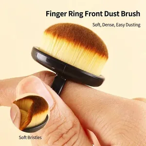 Primer plano de un cepillo para polvo de uñas con anillo suave para manicura.