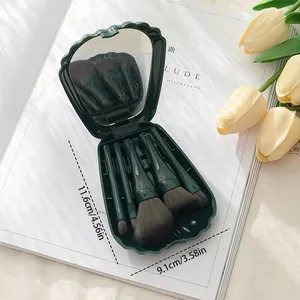 Detailweergave van de 5-delige make-up borstelset in groene schelpkoffer met spiegelmaten
