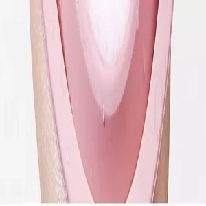 Detailansicht einer rosa Silikon-Reinigungsschüssel für Make-up-Pinsel mit feinen Wassertropfen.