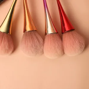 Primo piano di pennelli trucco a testa di fungo con manici galvanizzati colorati.