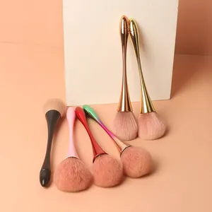 Dettaglio di pennelli per il trucco colorati con manico a clessidra e setole morbide