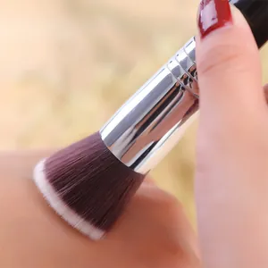 Επαγγελματικό επίπεδο πινέλο μέικ απ με μαλακές τρίχες για άψογη εφαρμογή μακιγιάζ