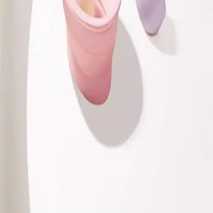 Nahaufnahme der weichen rosa Silikonstruktur der Oberfläche einer faltbaren Reinigungsschale