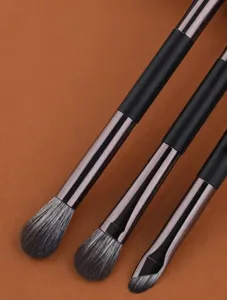 Dettaglio macro del set di pennelli trucco occhi in morbida fibra sintetica argento.