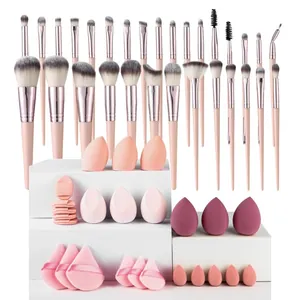 Umfassendes 30-teiliges Make-up-Set mit rosa Pinseln, Schwämmen und Puderquasten.