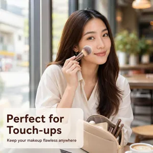 Modella asiatica usa un pennello da trucco magnetico 4 in 1 portatile per ritocchi rapidi.