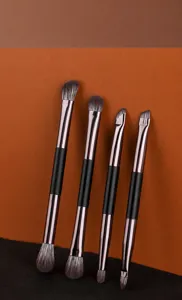 Dettaglio di 4 pennelli per trucco a doppia punta con elegante finitura in metallo oro rosa.