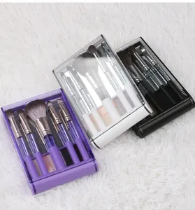 Detailansicht tragbarer Make-up-Pinselsets mit Klappdeckel in Lila, Weiß und Schwarz