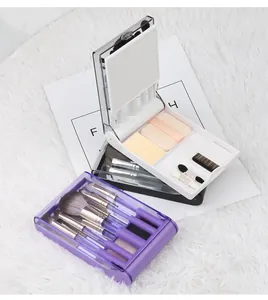 Detailansicht des tragbaren Make-up-Pinsel-Sets mit Klappspiegel und bunten Schwämmchen