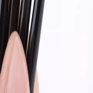 Gros plan des poils roses et du manche noir d'un pinceau à contouring pour le nez.