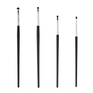 Lot de quatre pinceaux de maquillage professionnels pour le contour du nez et l'enluminure.