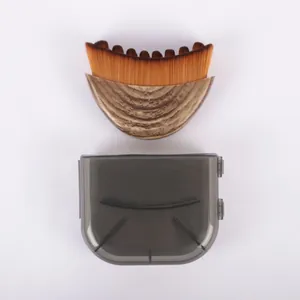 Brocha facial profesional para contorno con cerdas curvas y estuche de plástico gris resistente