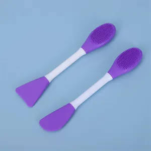 Set mit zwei lila doppelseitigen Silikon-Gesichtsmaskenpinseln für Hautpflege und Massage
