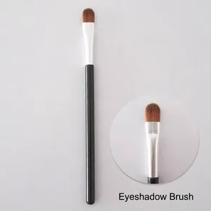 Vue détaillée d'un pinceau de maquillage rond professionnel pour un anti-cernes.