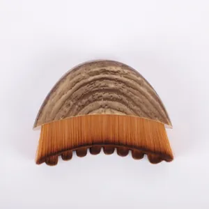 Macro detalle del mango con textura de madera y cerdas degradadas del pincel facial