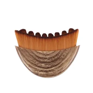 Cepillo facial linfático con cerdas festoneadas y mango con veta de madera natural.