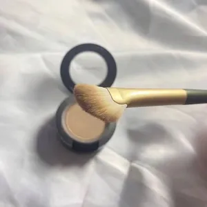 Professional slanted fan-shaped nose shadow brush for precise facial contouring