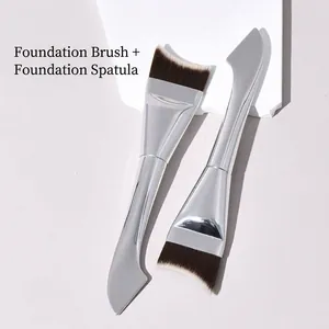 Brocha de base plateada de doble punta con espátula para un maquillaje sin marcas.