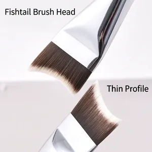 Brocha profesional para base de maquillaje con forma de cola de pez para un acabado perfecto.