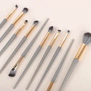 Vue détaillée des manches gris et bagues dorées du kit de pinceaux de maquillage pro