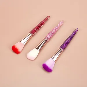 Detailopname van make-up kwasten met glitter kristallen handvat en zachte ombre haren