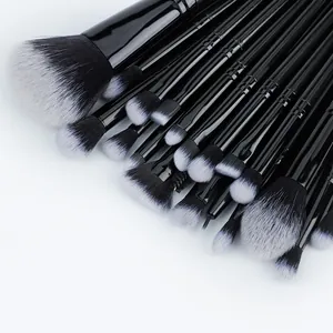 Détail d'un ensemble de 20 pinceaux de maquillage professionnels avec poils bicolores