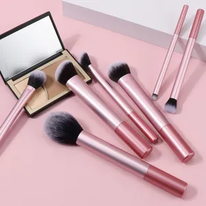 Detailopname van 8-delige roze metallic make-up borstelset met zachte synthetische haren