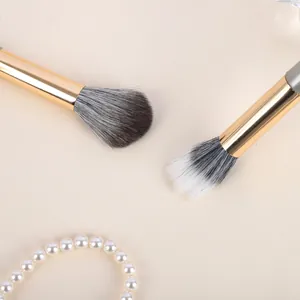 Vue détaillée des poils souples et des manches dorés de pinceaux de maquillage professionnels.