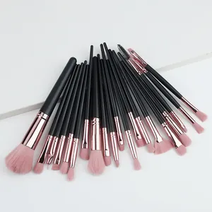 Vue détaillée d'un ensemble de 20 pinceaux de maquillage avec poils roses et or rose
