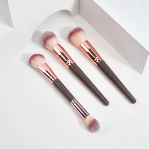 Détail des pinceaux de maquillage avec embouts or rose et poils bicolores souples