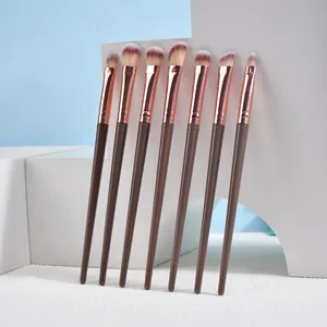 Détail de 7 pinceaux de maquillage professionnels pour les yeux avec ferrure or rose